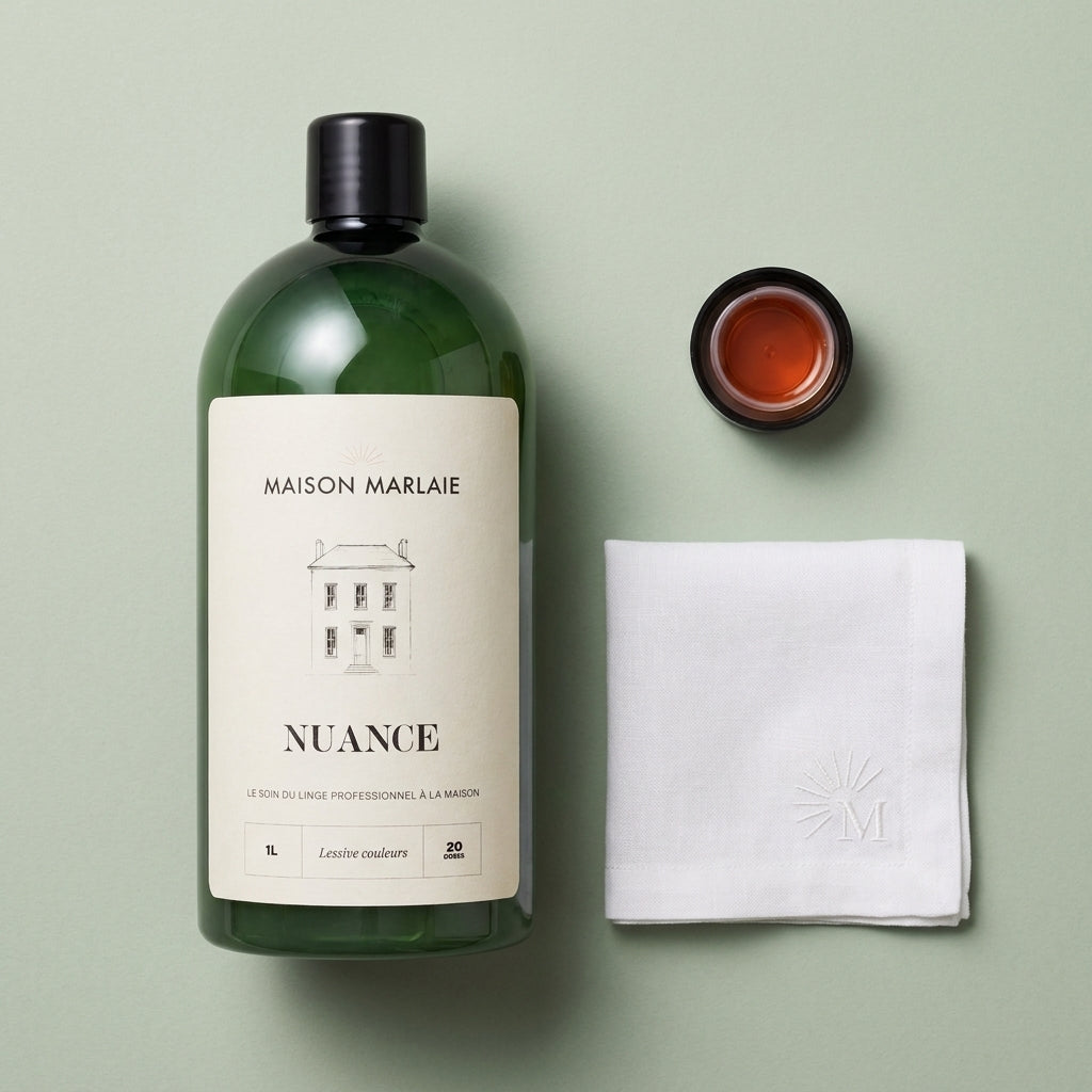NUANCE Maison Marlaie, flatlay flacon et serviette brodee M sur fond sauge
