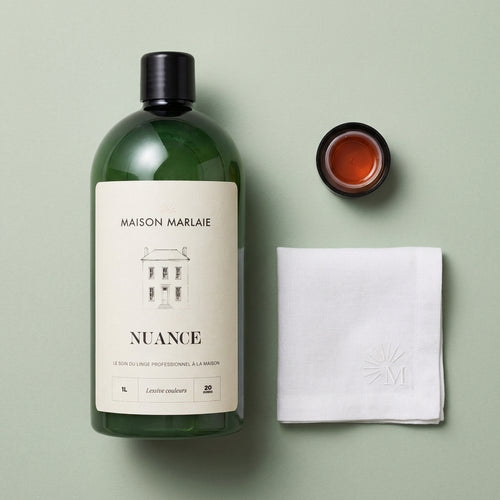 NUANCE Maison Marlaie, flatlay flacon et serviette brodee M sur fond sauge