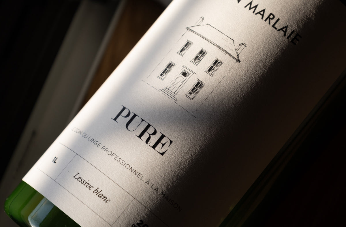 Étiquette de la lessive PURE Maison Marlaie en lumière rasante